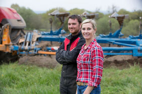 Ein Landwirt und eine Landwirtin blicken positiv in die Zukunft