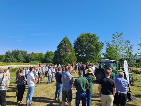 Eine Menschengruppe im Gartenbauzentrum Ellerhoop