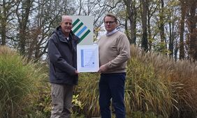 Zwei Männer halten ein Schriftstück