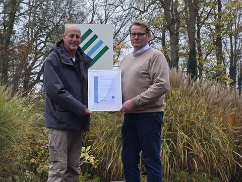 Zwei Männer halten ein Schriftstück