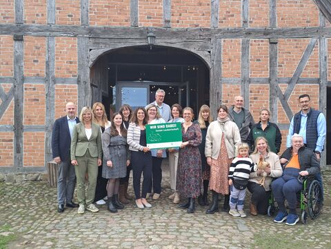 Eine Gruppe von Menschen vor einer Scheune