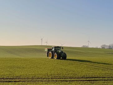 Düngerstreuer auf dem Feld