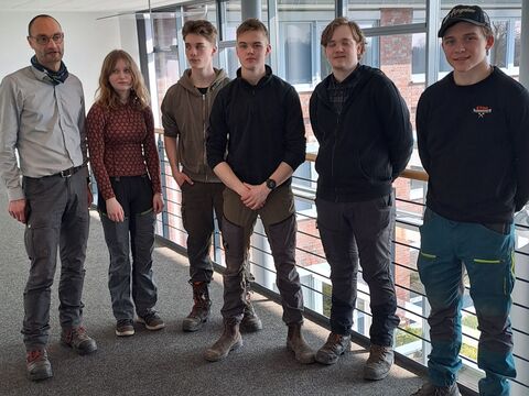 Eine Gruppe von Schülern der Forstwirtschaft