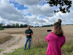 Ein Mann und eine Frau auf einem Feld